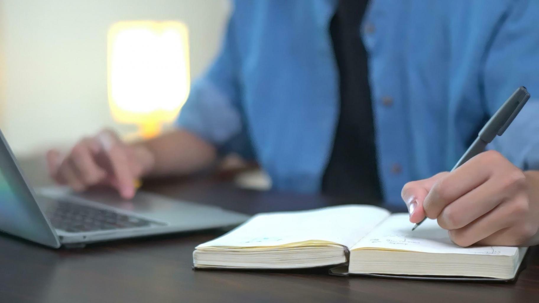 Teilnehmer beim gemeinsamen Lernen in entspannter Atmosphäre